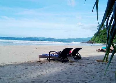 Strandleben, zwei Liegen am Traumstrand Sabang