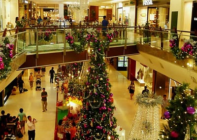 Geschmückte Malls zu Weihnachten.